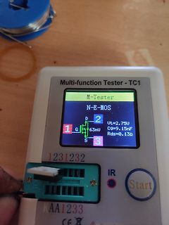 Multifunktions-Tester mit Messwert eines N-E-MOS