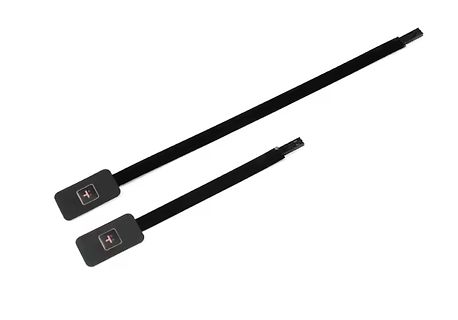 zwei schwarze Flachbandkabel mit Steckern