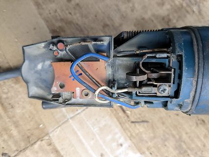 Innenansicht eines elektrischen Geräts mit blauen Kabeln