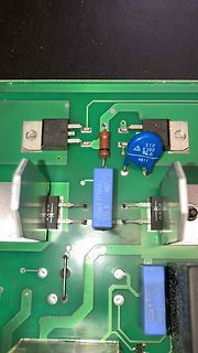 Nahaufnahme einer Leiterplatte mit elektronischen Bauteilen