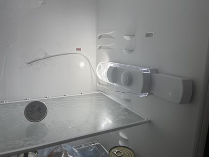 Innenansicht eines Kühlschranks mit Kabel