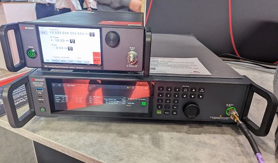 Zwei Keysight Signalgeneratoren auf einem Tisch