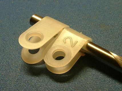 Transparente Kunststoffhalterung auf Metallstab