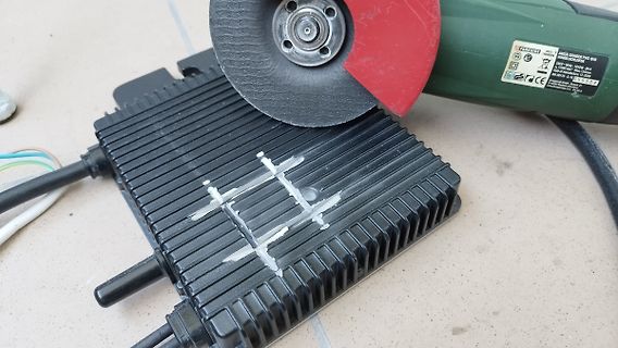 Winkelschleifer über Kühlkörper