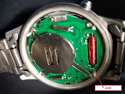 Innenansicht einer Armbanduhr mit Leiterplatte