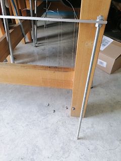 Aufbau mit Gewindestangen, Drähten und Metallkugeln