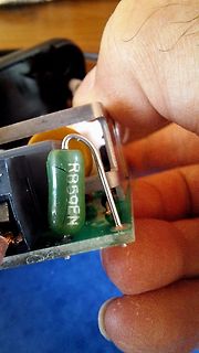 Nahaufnahme eines Elektrolytkondensators auf einer Leiterplatte