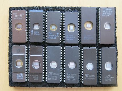 Verschiedene integrierte Schaltkreise auf Schaumstoff