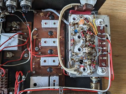 Innenansicht eines alten elektronischen Geräts mit Leiterplatten