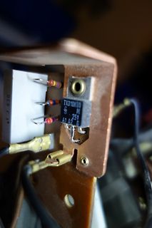 Elektronikbauteile auf Leiterplatte mit Widerständen und Transistor