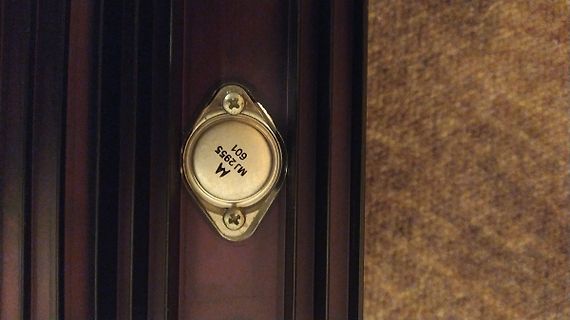 Nahaufnahme eines Bauteils mit Typenbezeichnung