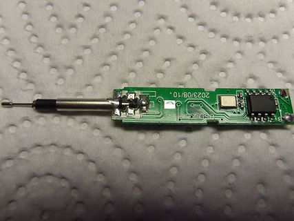 Kleine grüne Leiterplatte mit einem Stecker