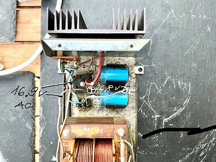 Offenes Netzteil mit Transformator und Kühlkörper