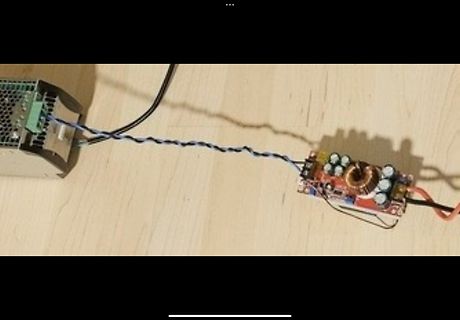 Aufbau eines Netzteils mit Platine und Kabeln