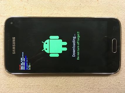Samsung Smartphone im Download-Modus