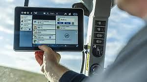 Person bedient Tablet-Display an einem Fahrzeug