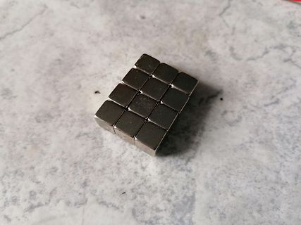 Metallische Würfel aus Magneten