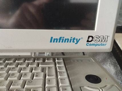 Nahaufnahme eines Infinity DSM Computers mit Tastatur
