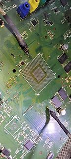 Leiterplatte mit Brandspuren und einem großen Chip