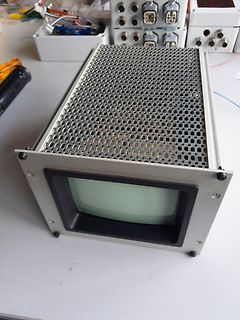 Industrie-Monitor mit Metallgehäuse und Lüftungsgitter