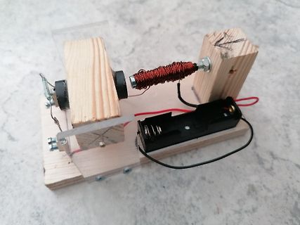 Einfacher Elektromagnet mit Holzaufbau und Batteriefach