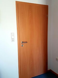 Holztür mit Lichtschalter