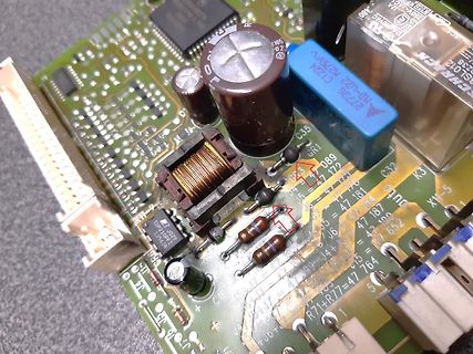 Nahaufnahme einer Leiterplatte mit elektronischen Bauteilen