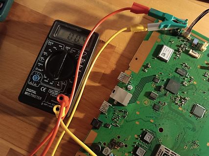 Multimeter misst an einer Leiterplatte
