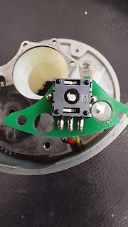 Geöffnete Elektronik mit grüner Leiterplatte und Schalter