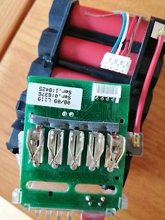Leiterplatte mit Batterien und Steckverbindern