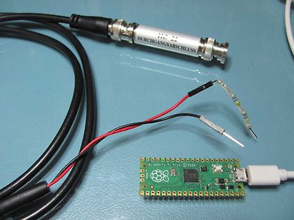 Raspberry Pi Pico mit Kabeln und Messspitze
