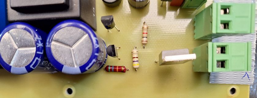 Nahaufnahme einer Leiterplatte mit Elektrolytkondensatoren und Widerständen