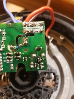 Grüne Leiterplatte mit elektronischen Bauteilen und Kabeln