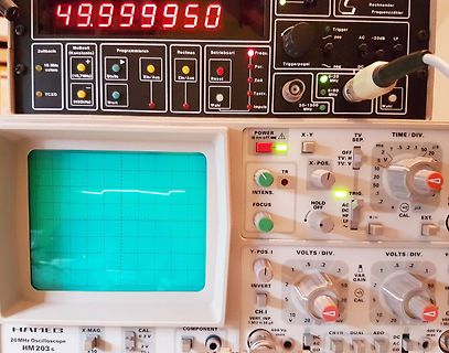 Oszilloskop und Frequenzzähler Messaufbau