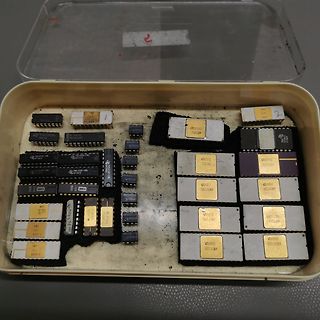 Sammlung verschiedener integrierter Schaltkreise in einer Kunststoffbox