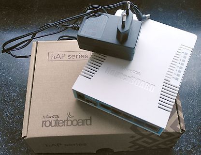 MikroTik hAP RouterBOARD und Netzteil auf Karton