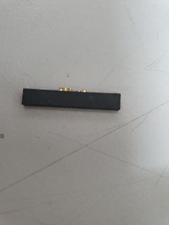 Kleines schwarzes Bauteil mit Goldkontakten