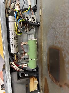 Innenansicht eines elektrischen Geräts mit Kondensatoren und Verkabelung
