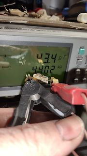 Messung eines Bauteils mit RCL-Meter