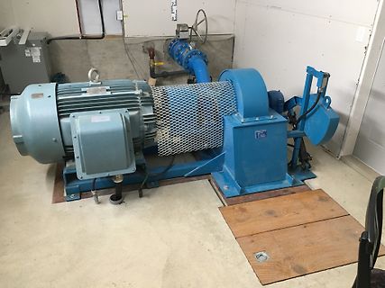 Blauer Elektromotor mit Kupplung und Schutzgitter