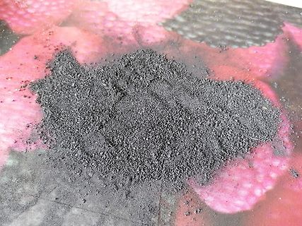 Dunkles Pulver auf gemustertem Untergrund