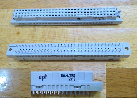 Zwei EPT Steckverbinder auf Holzuntergrund