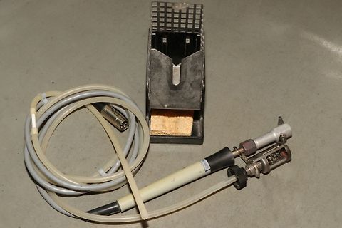 Lötkolben mit Entlötpumpe und Halterung