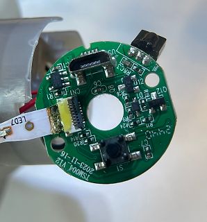 Foto einer runden Leiterplatte mit elektronischen Bauteilen