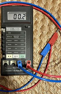 Multimeter mit Messleitungen auf Untergrund
