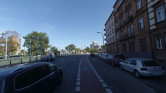 Straßenszene mit Autos und Gebäuden
