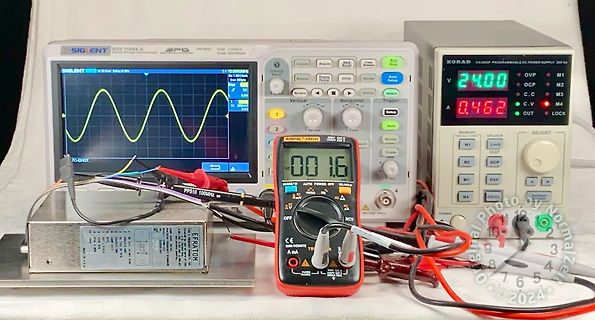 Messaufbau mit Oszilloskop, Netzteil, Multimeter und Netzteil