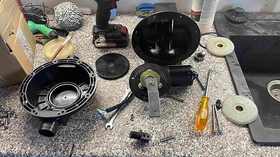 Zerlegte elektrische Pumpe auf Werkstattunterlage