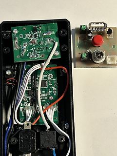 Innenansicht eines elektronischen Geräts mit mehreren Leiterplatten