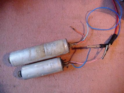 Zwei Elektrolytkondensatoren mit angeschlossenen Kabeln